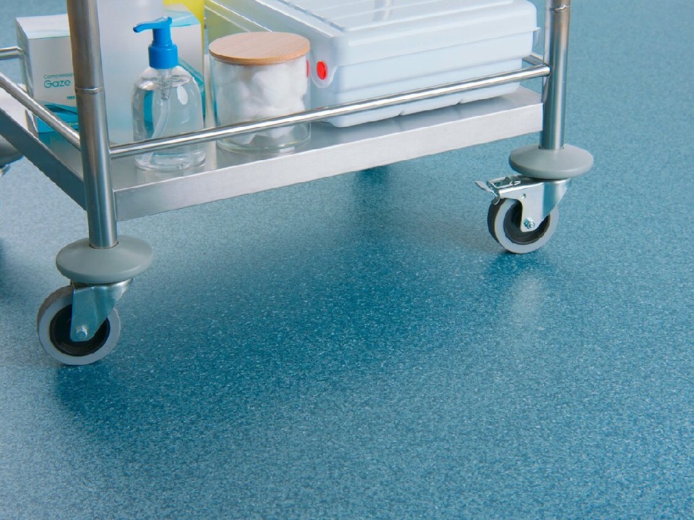 醫(yī)療地面材料新趨勢：抗菌 + 易消毒 + 環(huán)保 PVC 地板成首選