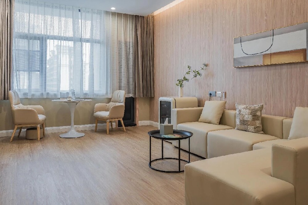 商用地面材料升級，PVC 地板替代傳統(tǒng)瓷磚 / 木地板成大勢