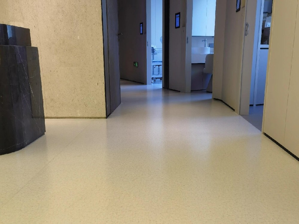 同質(zhì)透心地板與復(fù)合PVC地板的區(qū)別，看完就會選